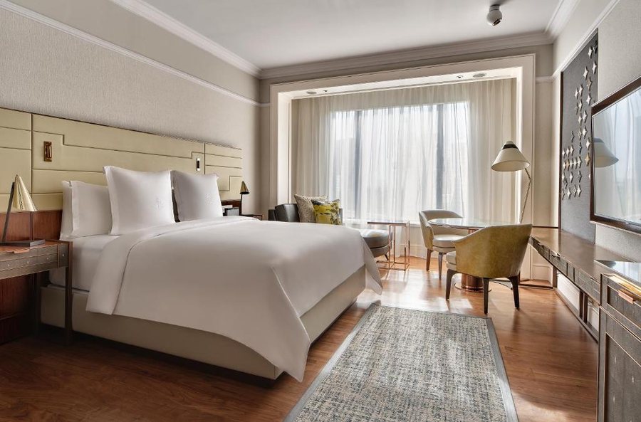 Four Seasons Hotel Singapore — Guest room