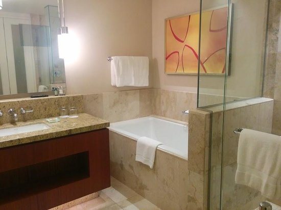 Four Seasons Hotel St Louis — Bathroom