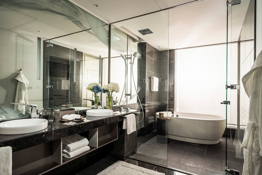 Four Seasons Hotel Tokyo at Otemachi — Bathroom