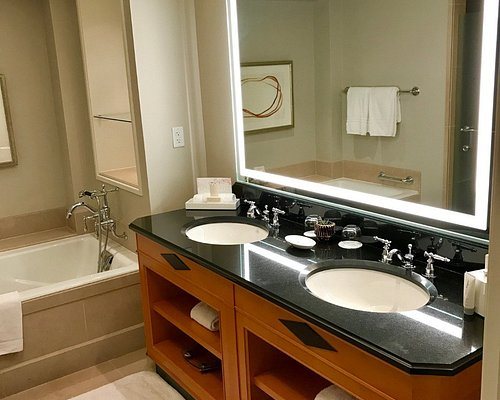 Four Seasons Hotel Washington DC — Bathroom