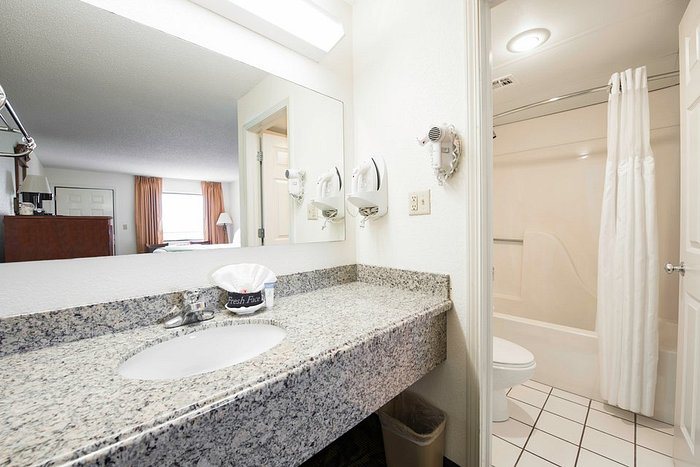 Four Seasons Inn — Bathroom