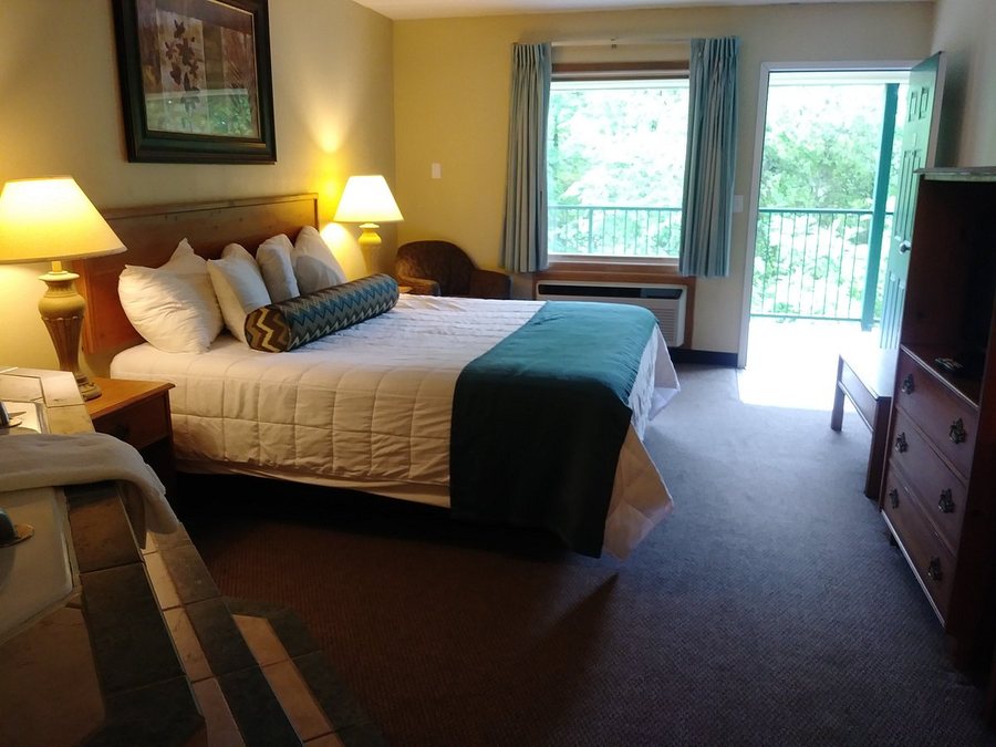 Four Seasons Inn — Guest room