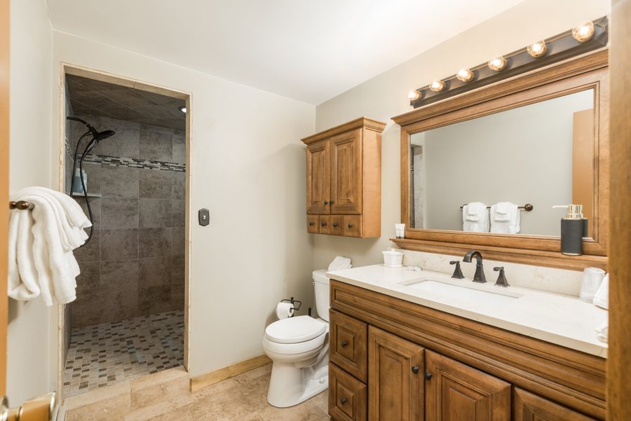Four Seasons Inn — Bathroom