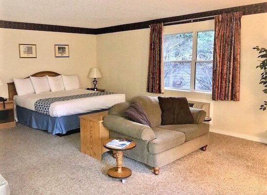 Four Seasons Inn — Guest room