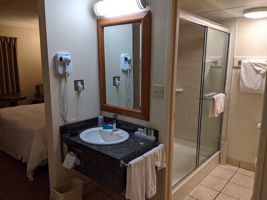 Four Seasons Motor Inn — Bathroom