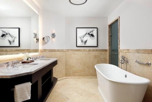 Four Seasons Resort and Residences Vail — Bathroom