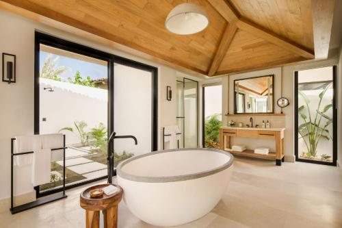 Four Seasons Resort Cabo Del Sol — Bathroom
