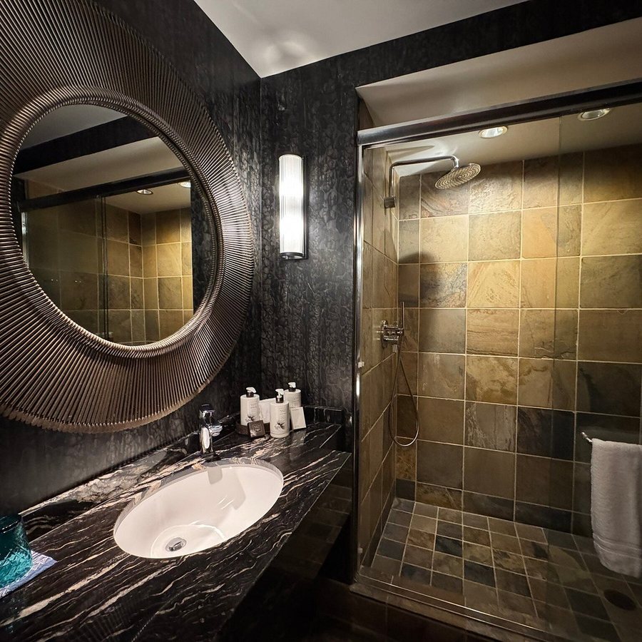 Four Seasons Resort Hualalai — Bathroom
