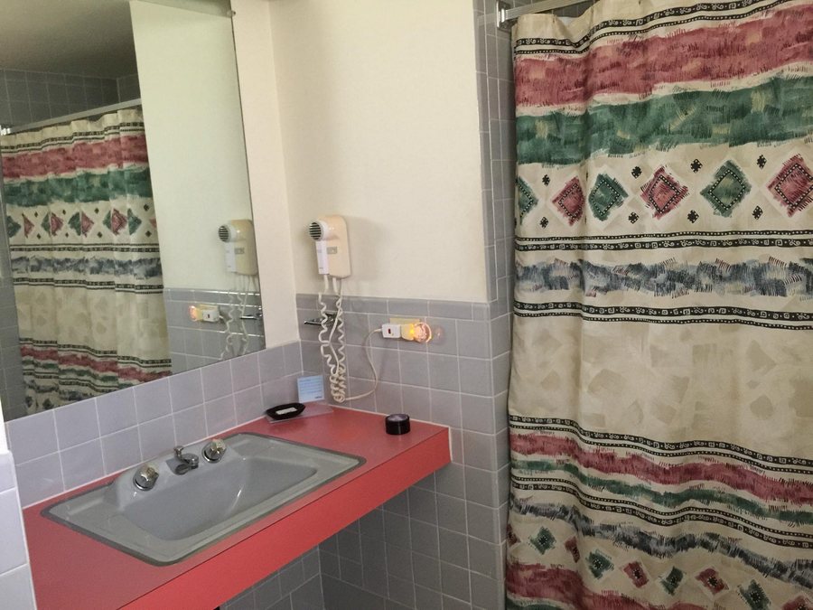Four Winds Country Motel — Bathroom