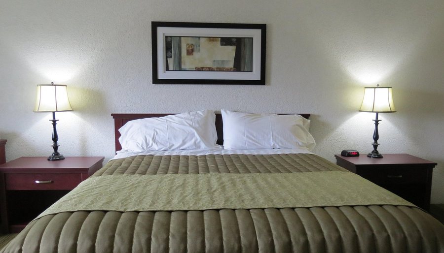 Four Winds Country Motel — Guest room