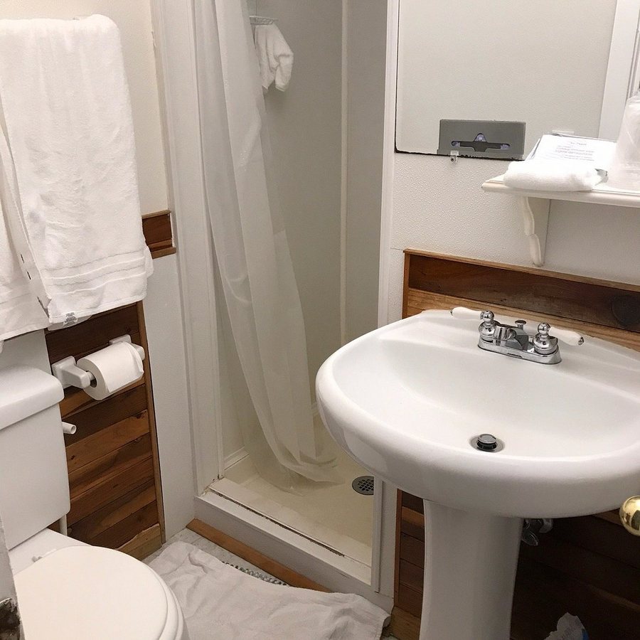 Four Winds Motel — Bathroom