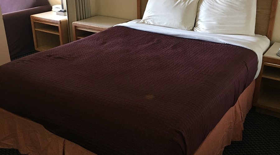 Four Winds Motel — Guest room