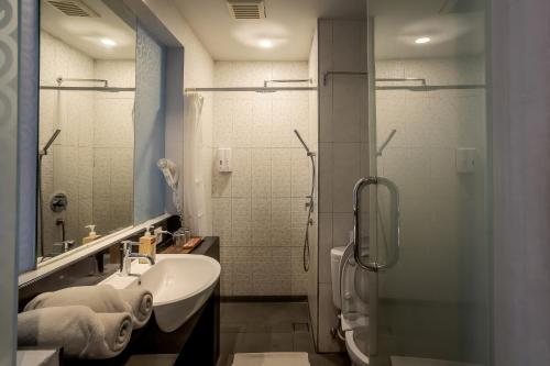 Fourteen Roses Beach Hotel — Bathroom