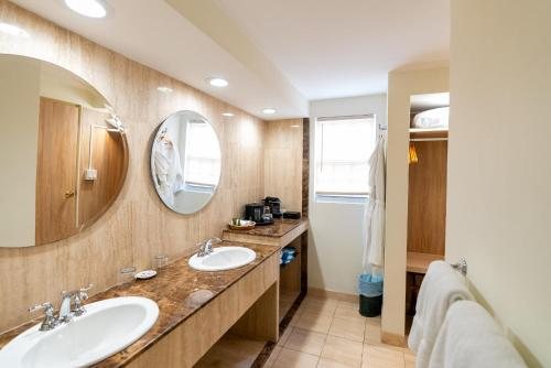 Fourways Inn — Bathroom