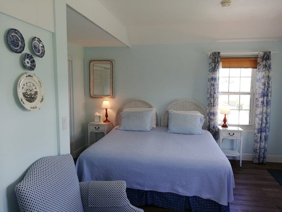 Fourways Inn — Guest room