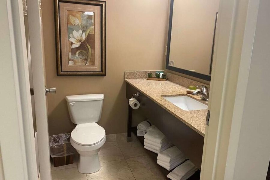 Fourwinds Lakeside Inn Marina — Bathroom