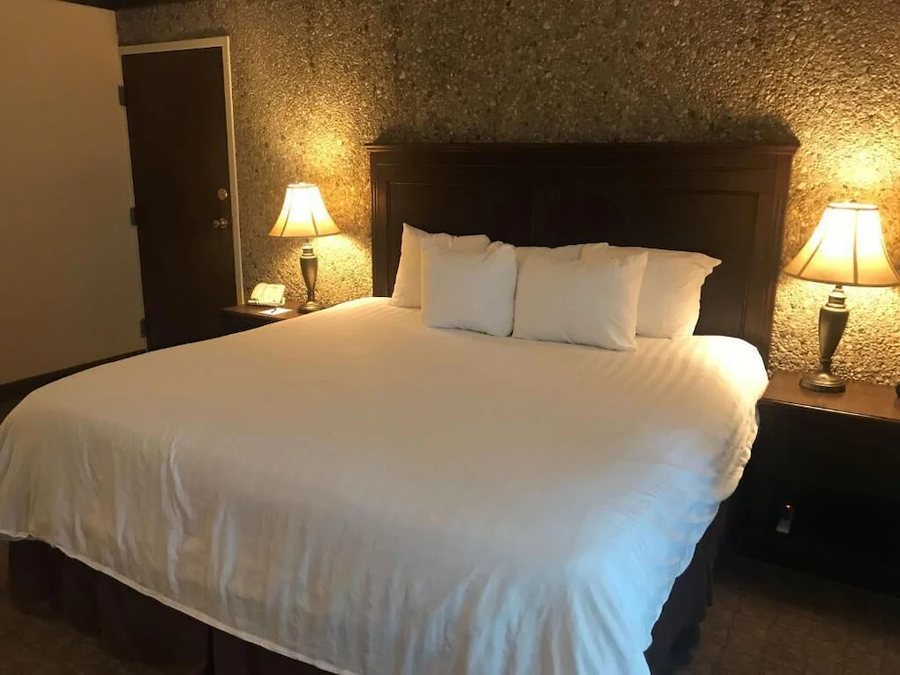 Fourwinds Lakeside Inn Marina — Guest room