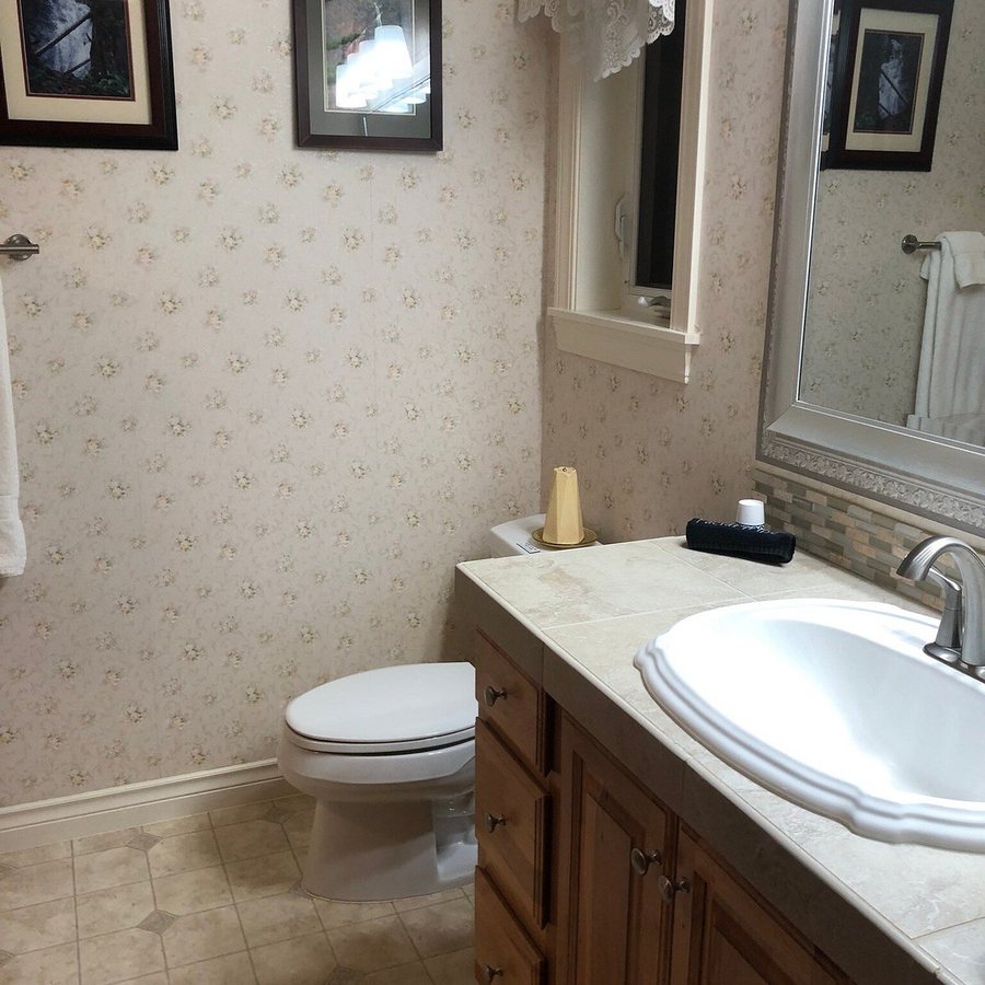 Fox Den Bed Breakfast — Bathroom