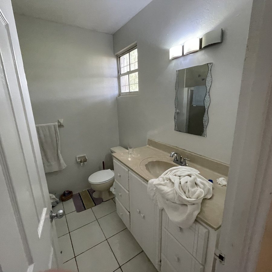 Fox Grove Inn — Bathroom
