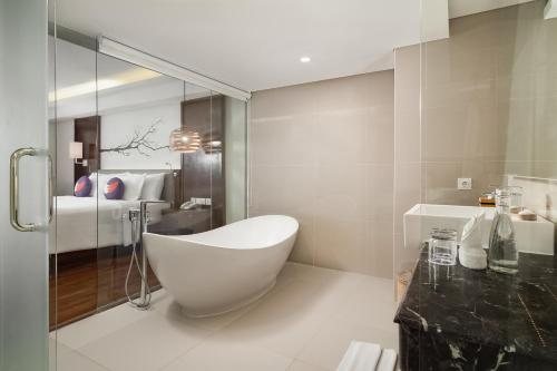 FOX Hotel Jimbaran Beach Bali — Bathroom