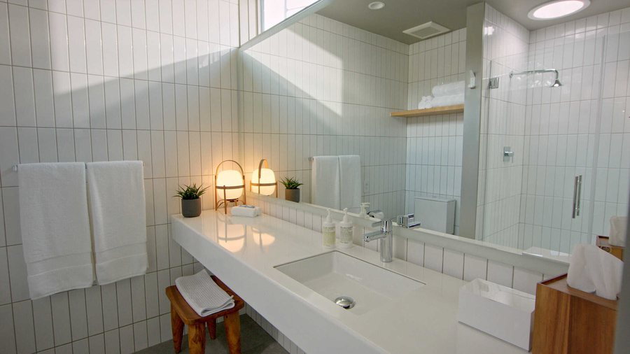 Frame Hotel Treehouse — Bathroom