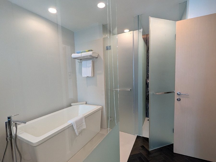 Fraser Suites Singapore — Bathroom