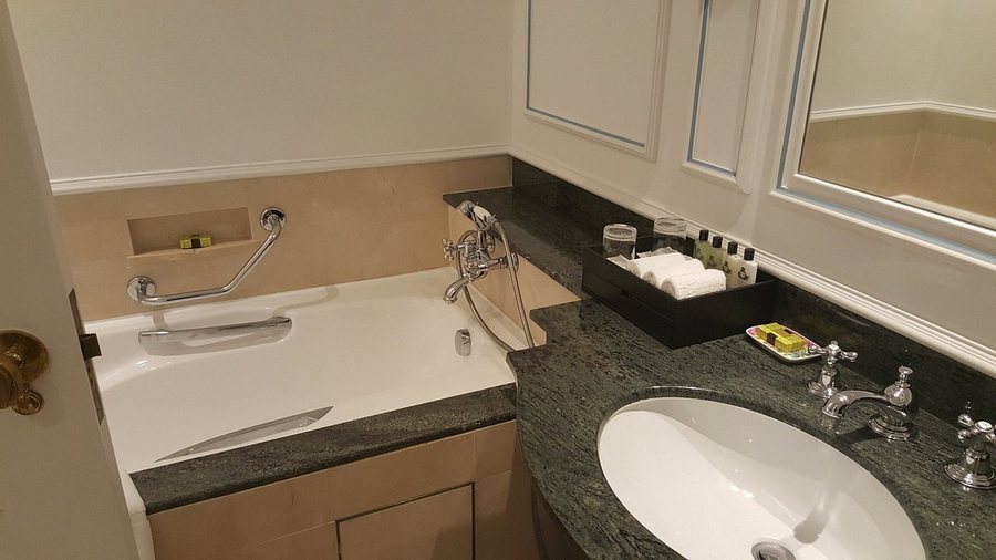Frasers House a Luxury Collection Hotel Singapore — Bathroom