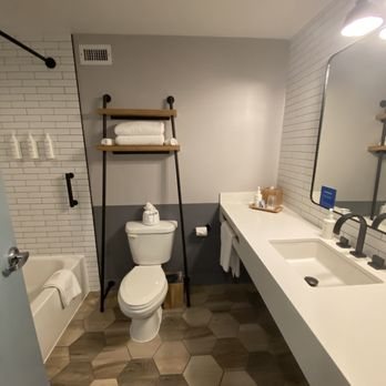 Freepoint Hotel Cambridge Tapestry Collection by Hilton — Bathroom