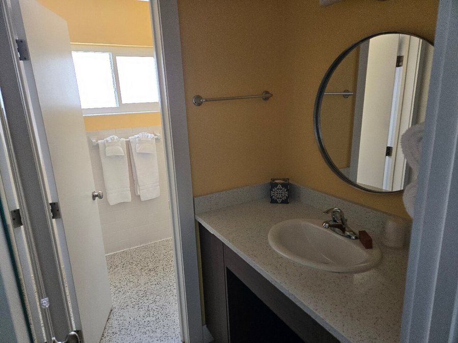 Frenchy s Oasis Motel — Bathroom
