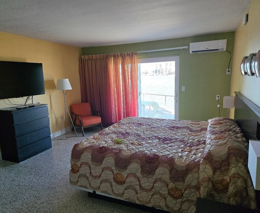 Frenchy s Oasis Motel — Guest room
