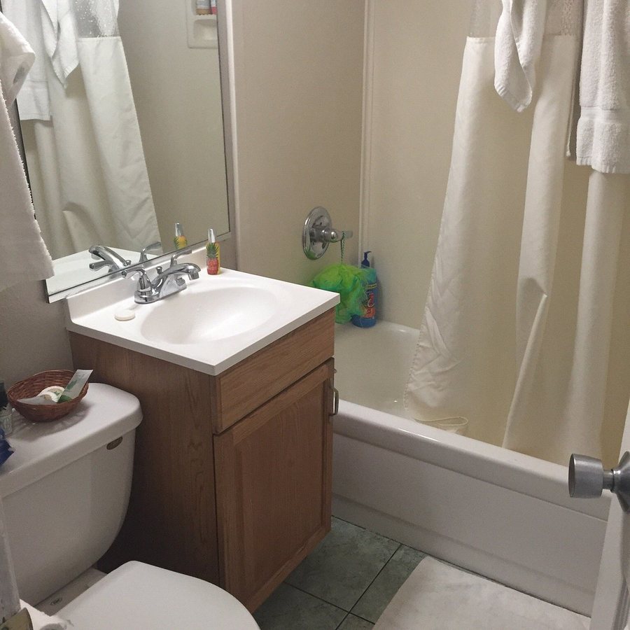 Friendly Hills Inn — Bathroom