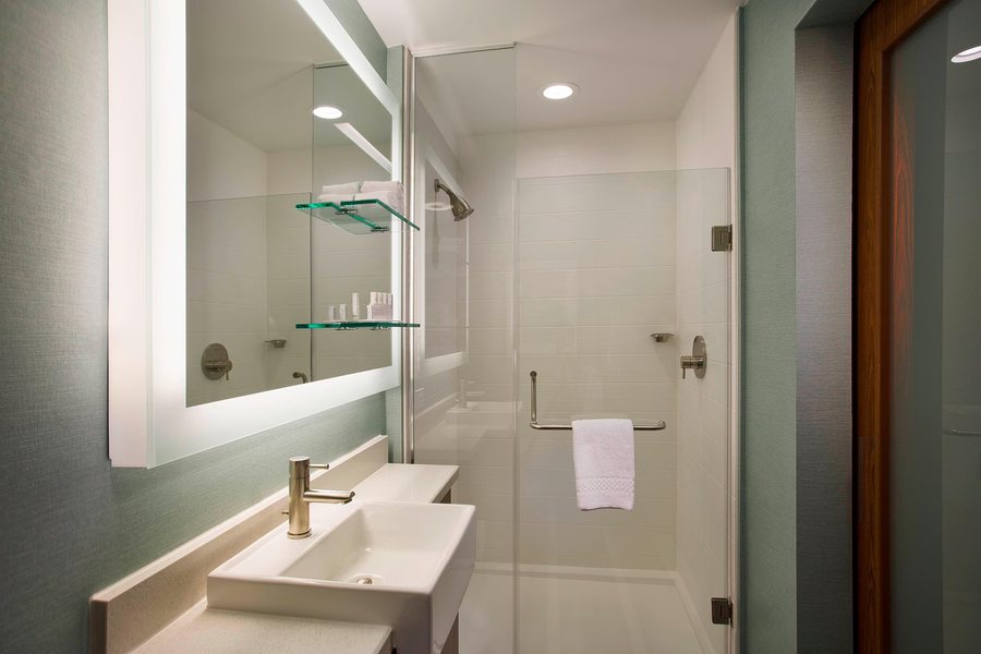 Friends House Hostel — Bathroom