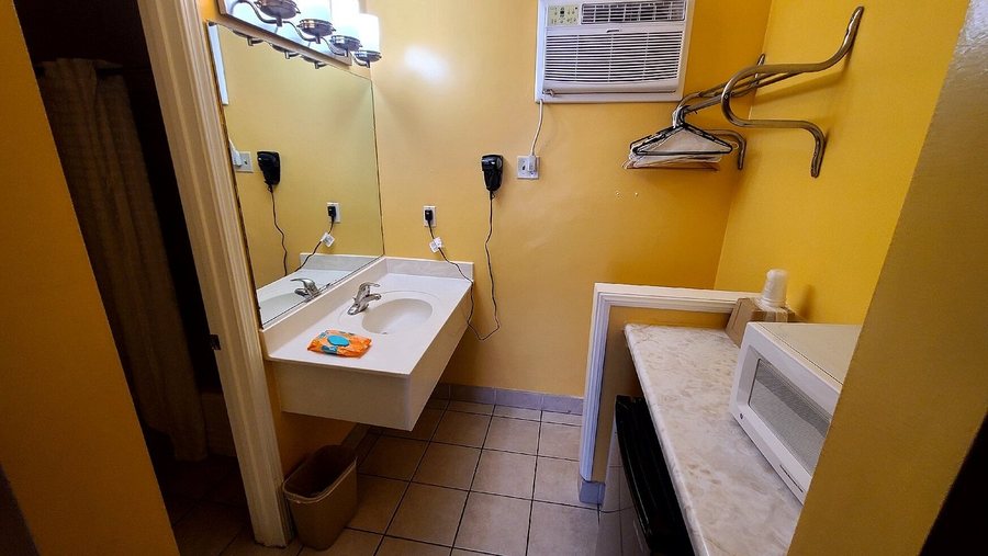 Friendship Motor Inn Los Angeles California — Bathroom