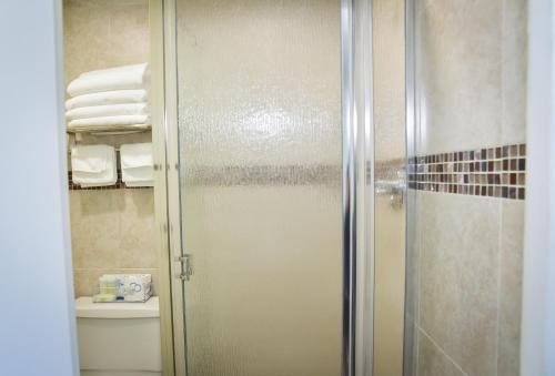 Friendship Oceanfront Suites — Bathroom