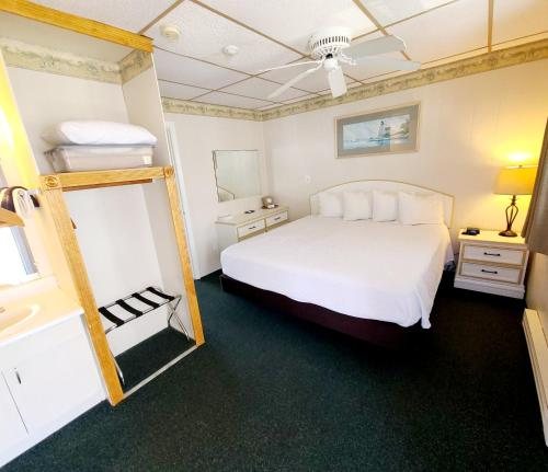 Friendship Oceanfront Suites — Guest room