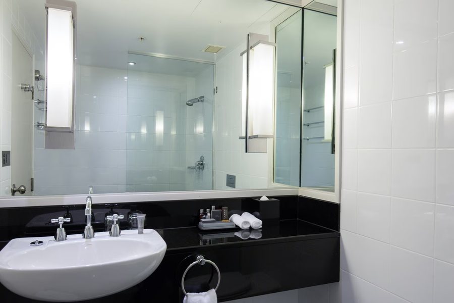 Frisco Hotel — Bathroom