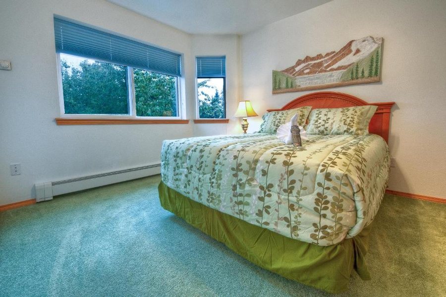 Frontier Suites Airport Hotel Juneau Alaska — Guest room