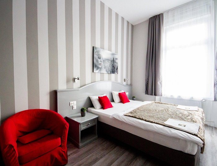 Full Moon Budapest — Guest room