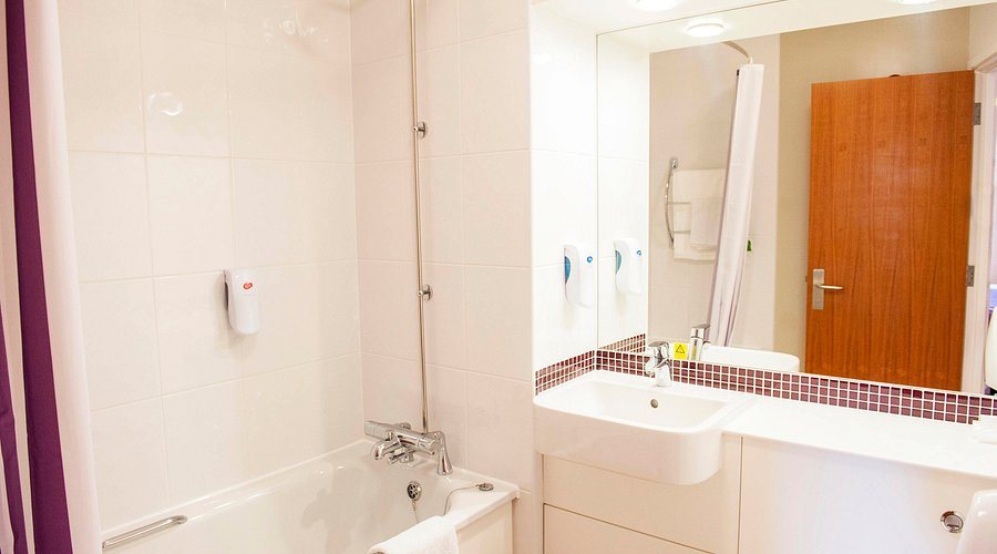 Fullerton Inn — Bathroom