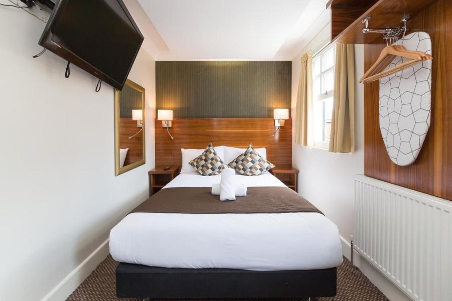 Fullerton Inn — Guest room