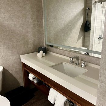 Fullerton Marriott at California State University — Bathroom
