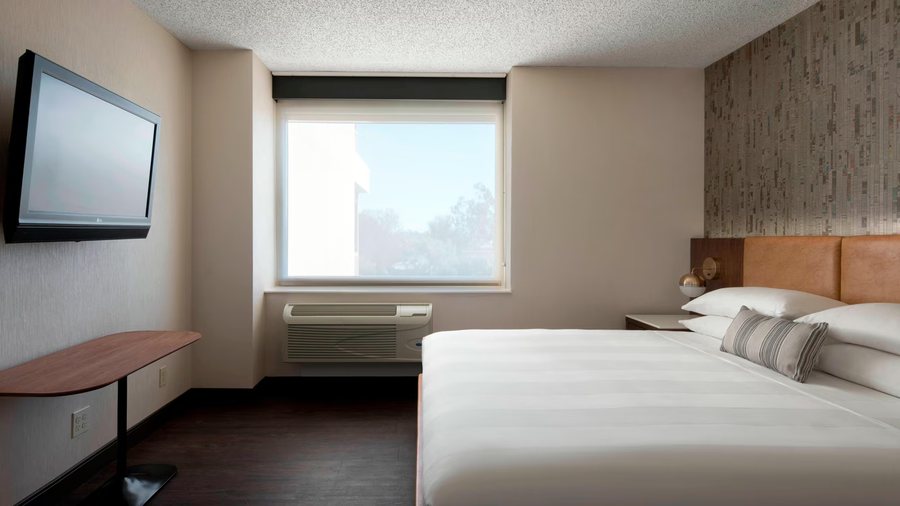 Fullerton Marriott at California State University — Guest room