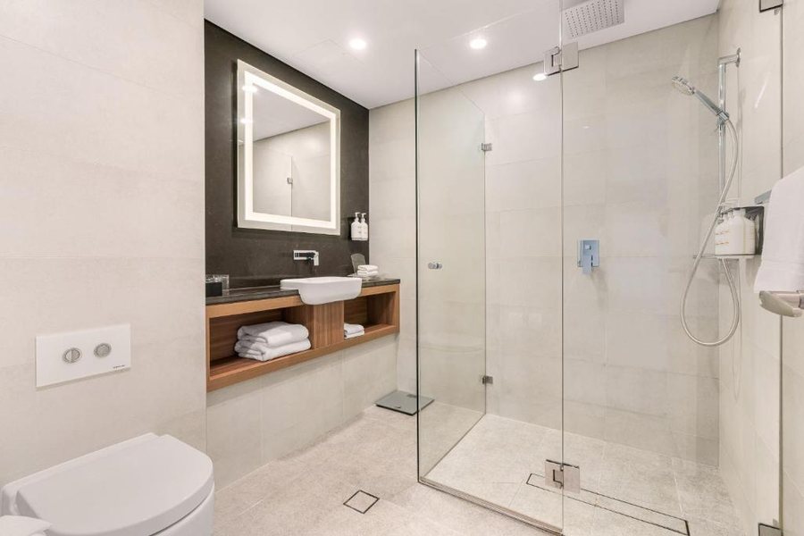 Furama Darling Harbour — Bathroom