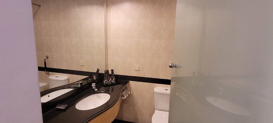 Furama RiverFront Singapore — Bathroom