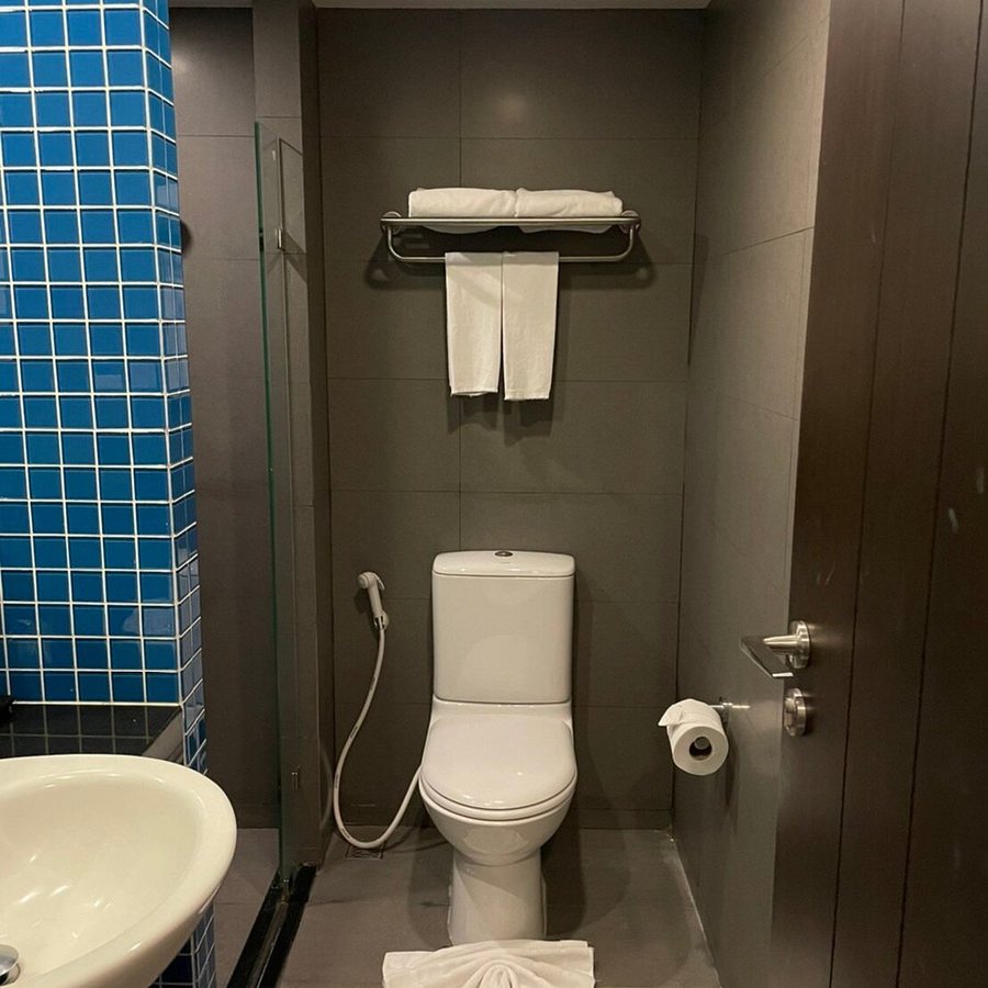 FX Hotel Metrolink Makkasan — Bathroom