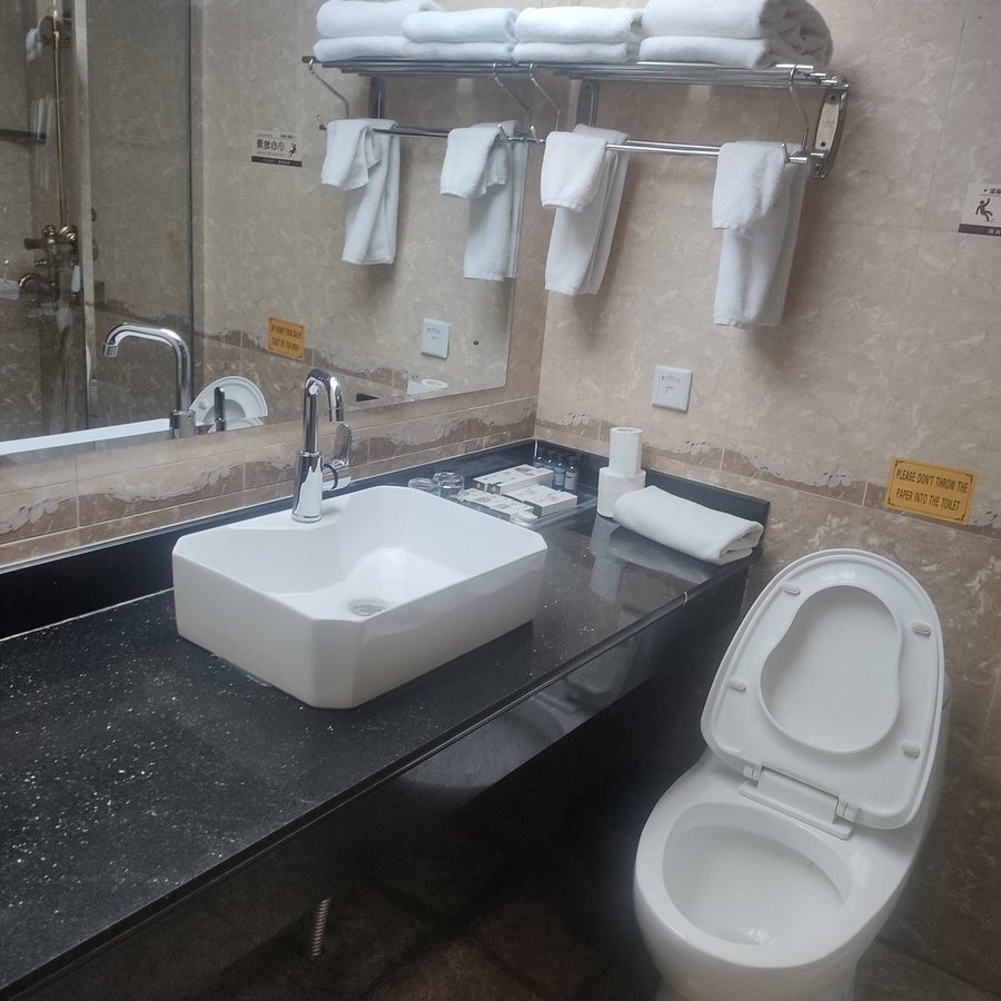 G G T Tibet Inn — Bathroom