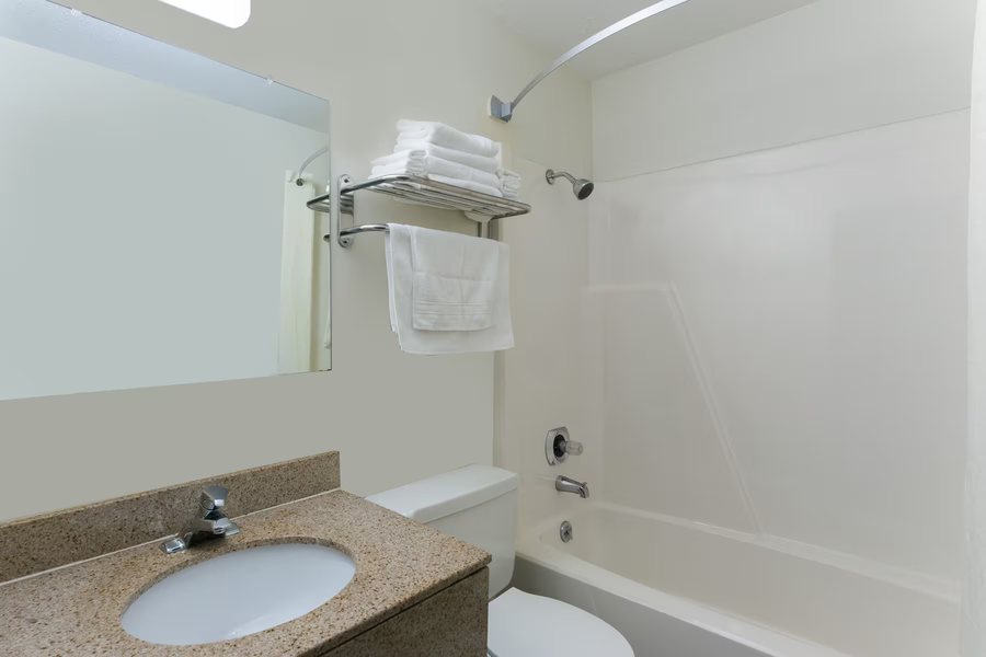 Gables Motel — Bathroom
