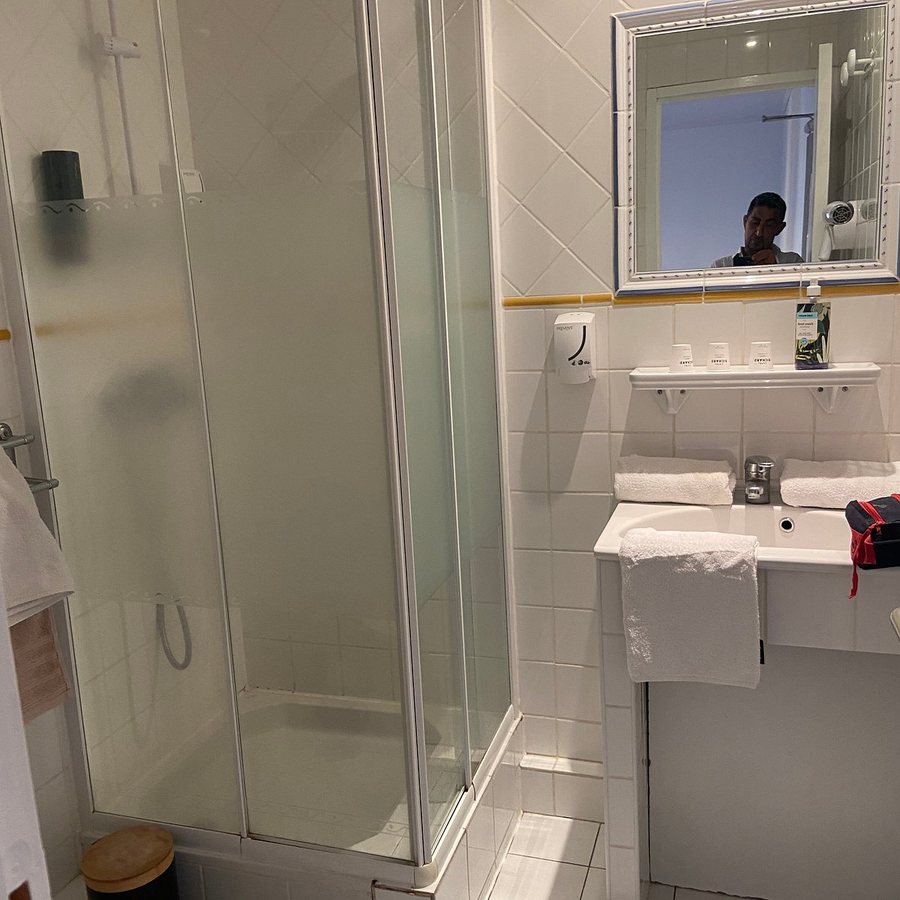 Gabrielle Hotel — Bathroom