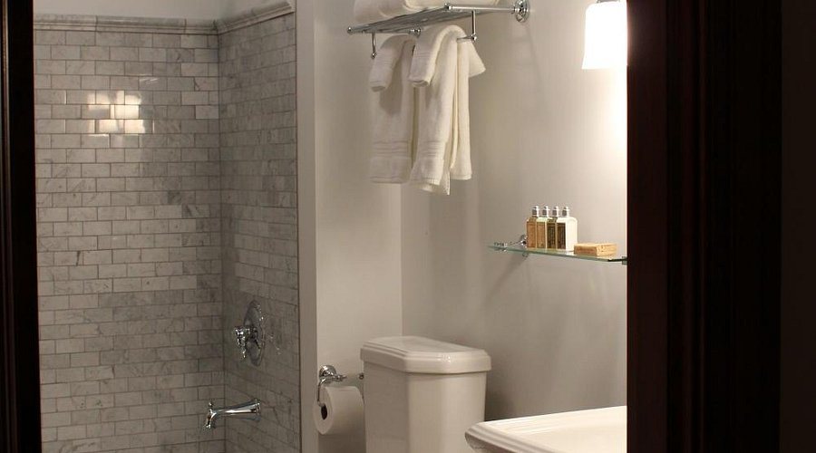 Gage Mansion Bed Breakfast — Bathroom