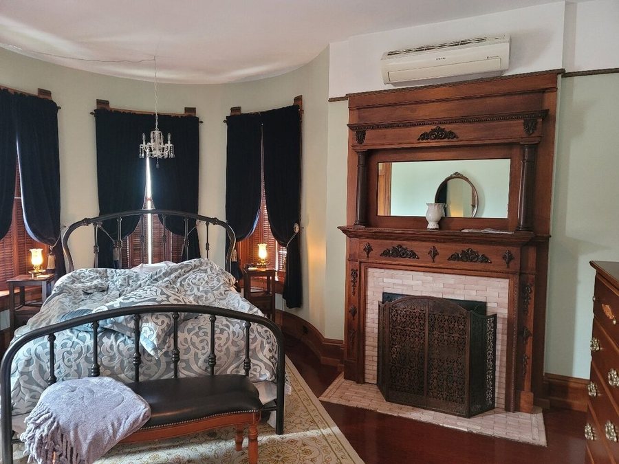 Gage Mansion Bed Breakfast — Guest room